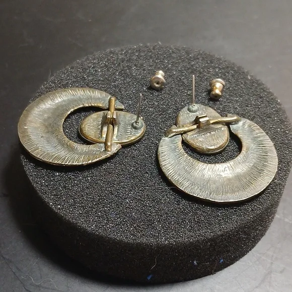 Vintage Hoop Dangle Earrings Brass Tone Filigree With Emerald Color - Picture 5 of 5